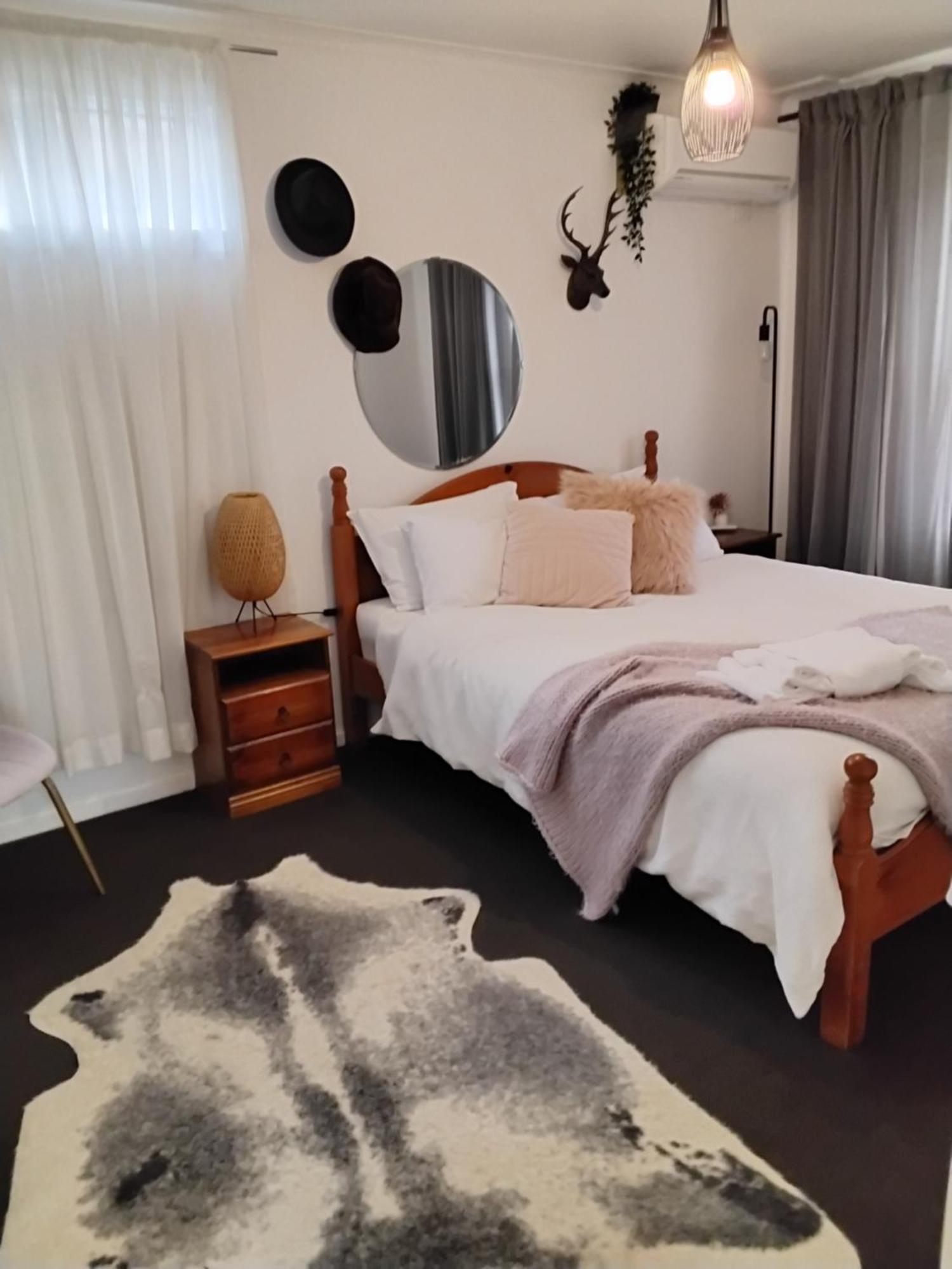 Coach House Inn Брайт Номер фото