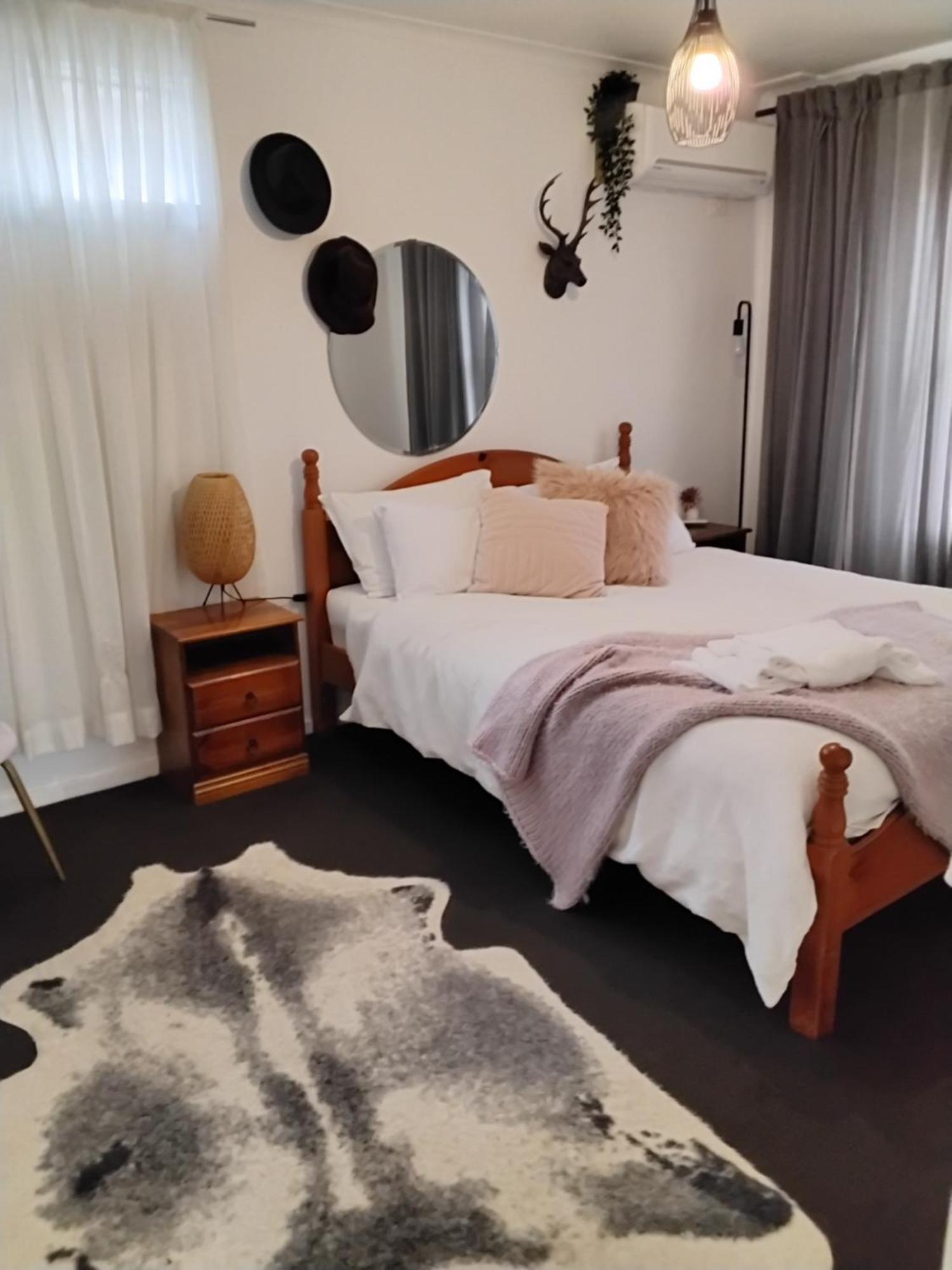 Coach House Inn Брайт Номер фото