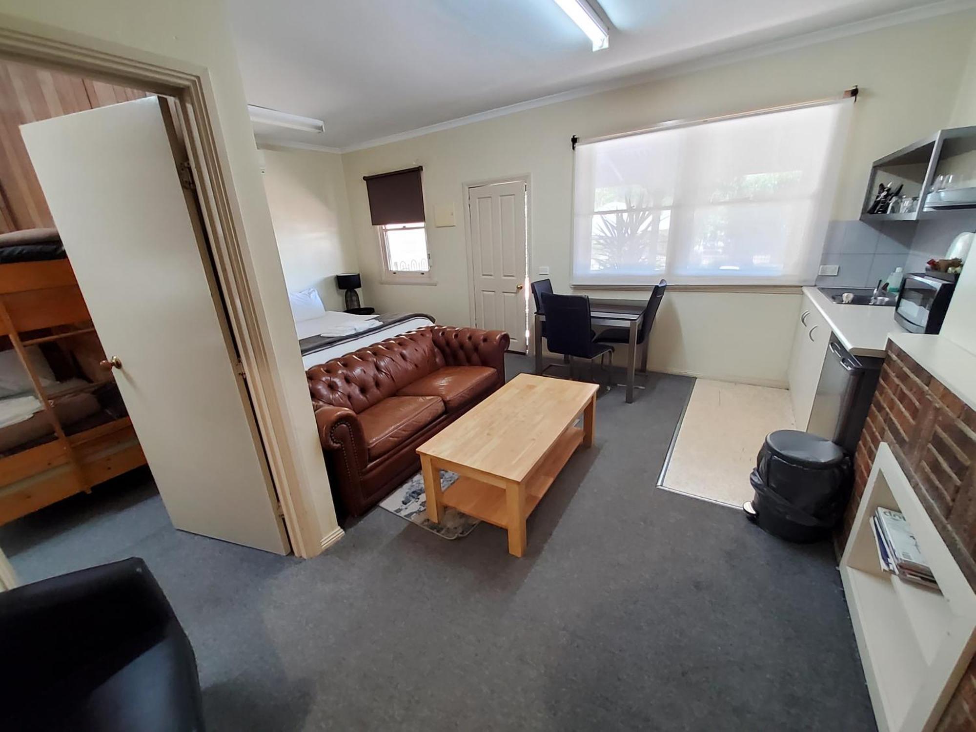 Coach House Inn Брайт Экстерьер фото