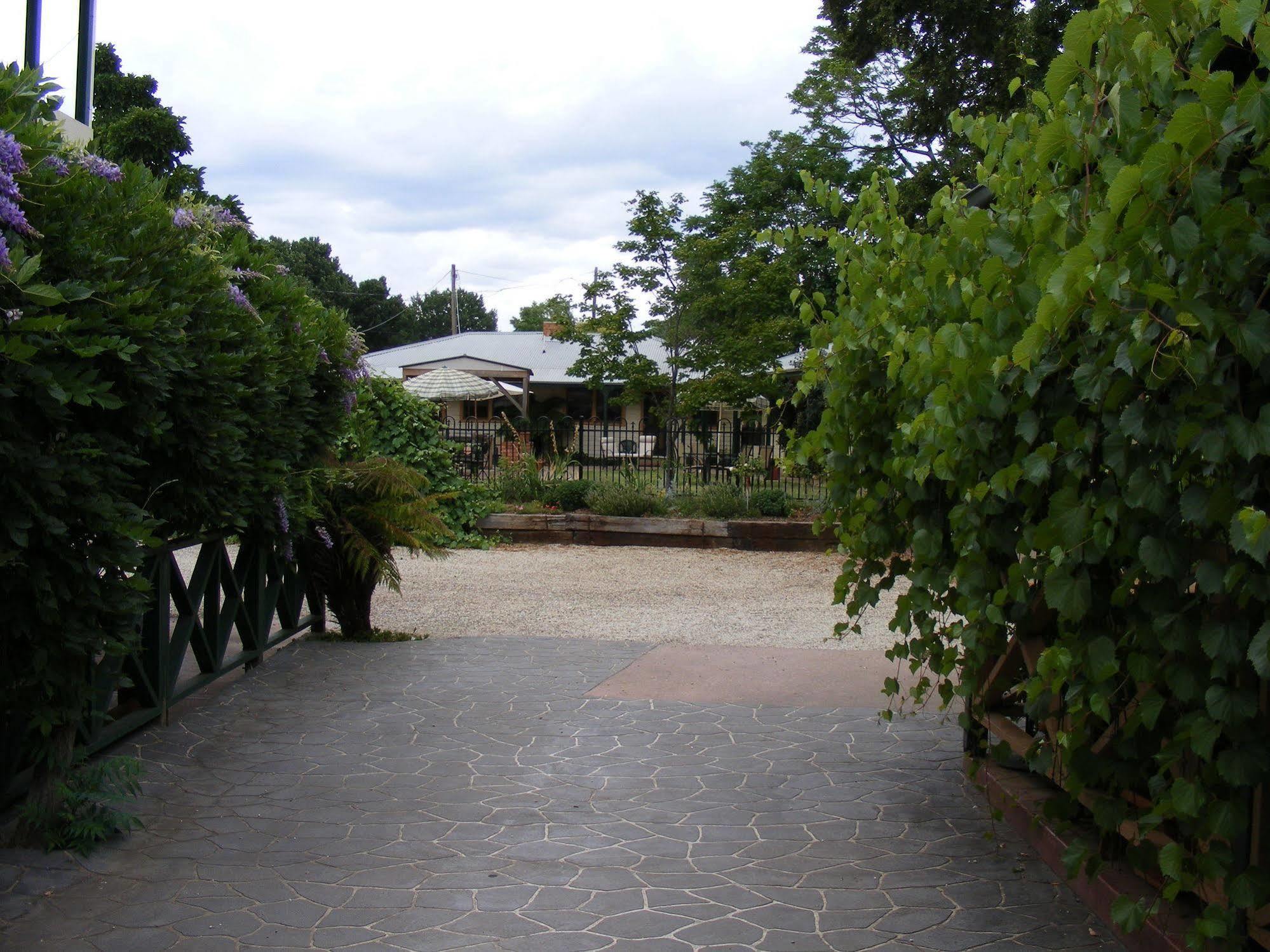 Coach House Inn Брайт Экстерьер фото